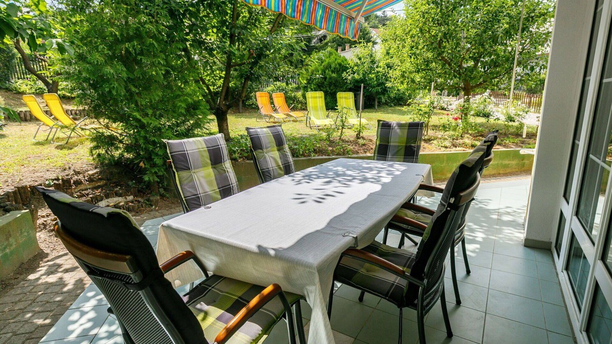 Fonyod House | Stunning private villa for 6 people with WIFI, A/C, TV, terrace, pets allowed and parking