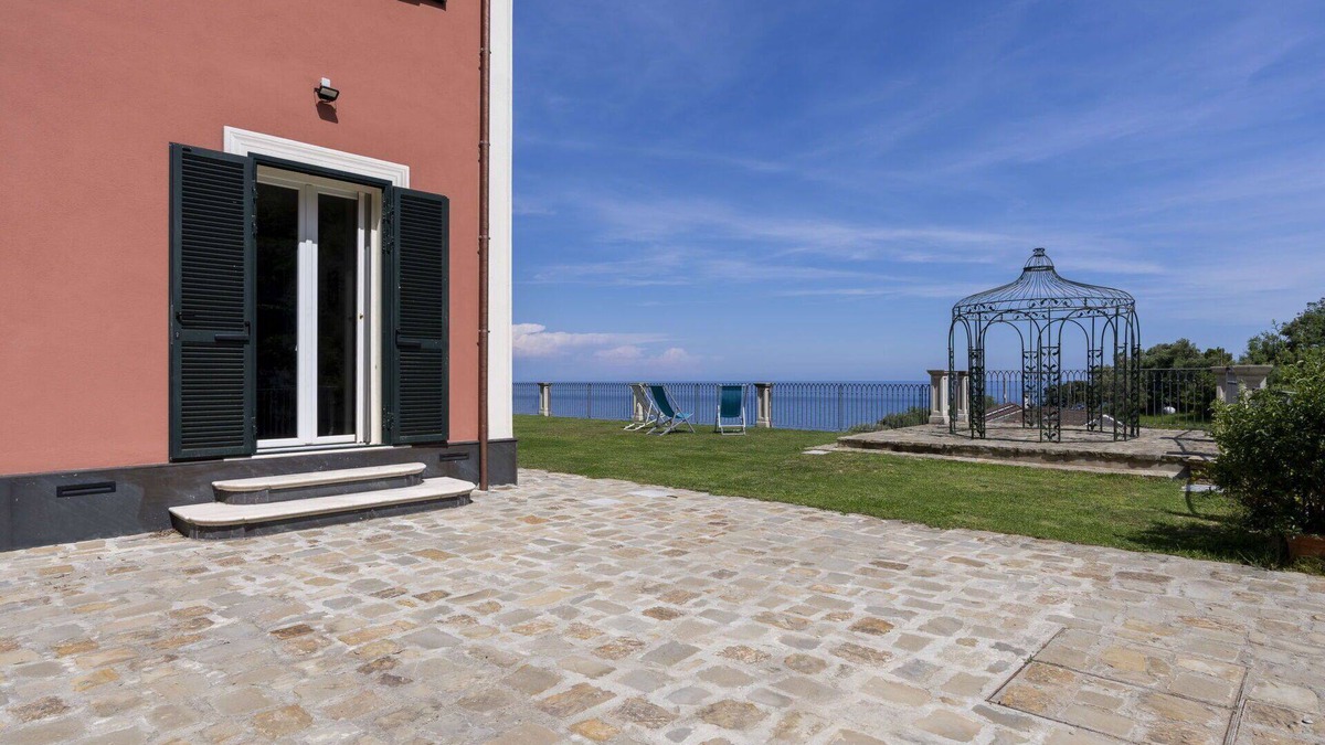 Alassio Villa | Stunning private villa for 8 people with WIFI, A/C and terrace