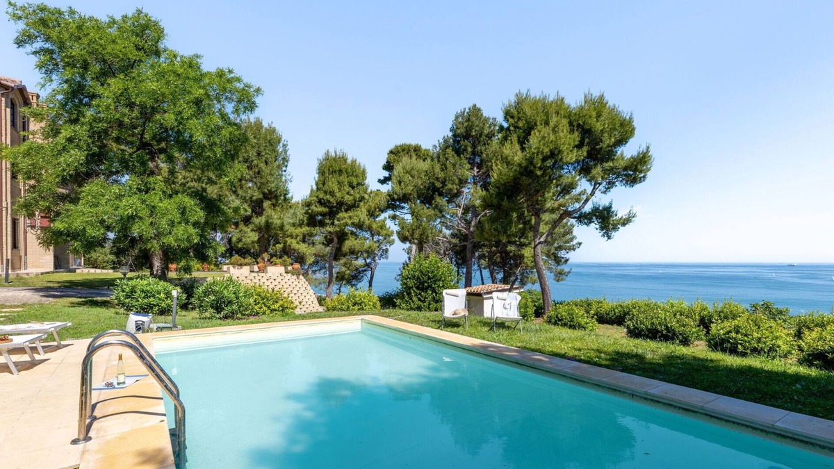 Palombina Nuova Villa | Stunning private villa with A/C, WIFI, private pool, TV, terrace, pets allowed and panoramic view
