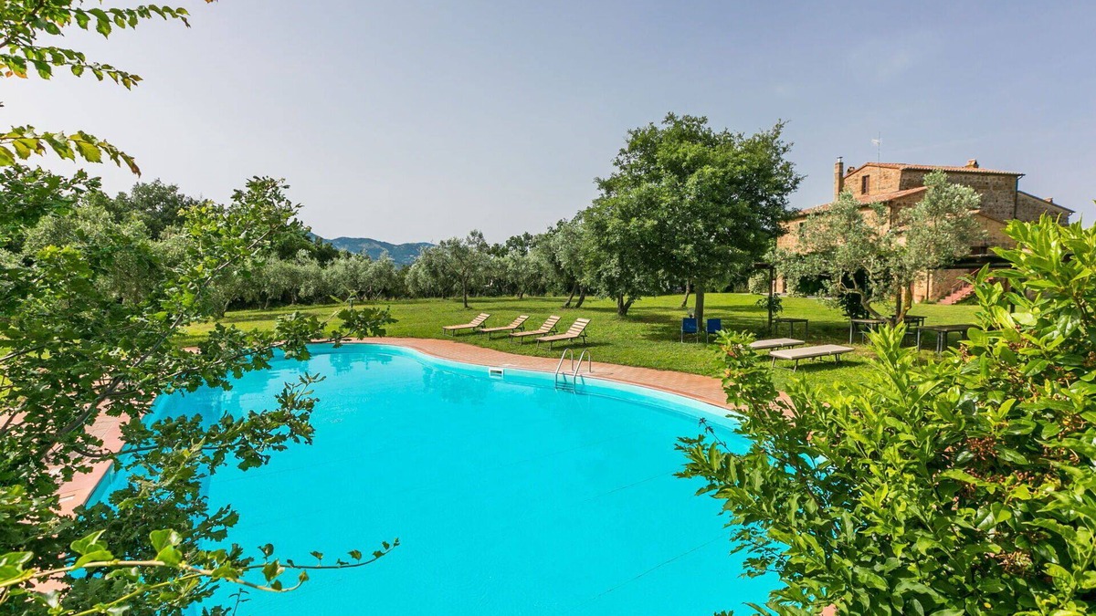 Sorano House | Stunning private villa for 22 guests with private pool, WIFI, patio and pets allowed