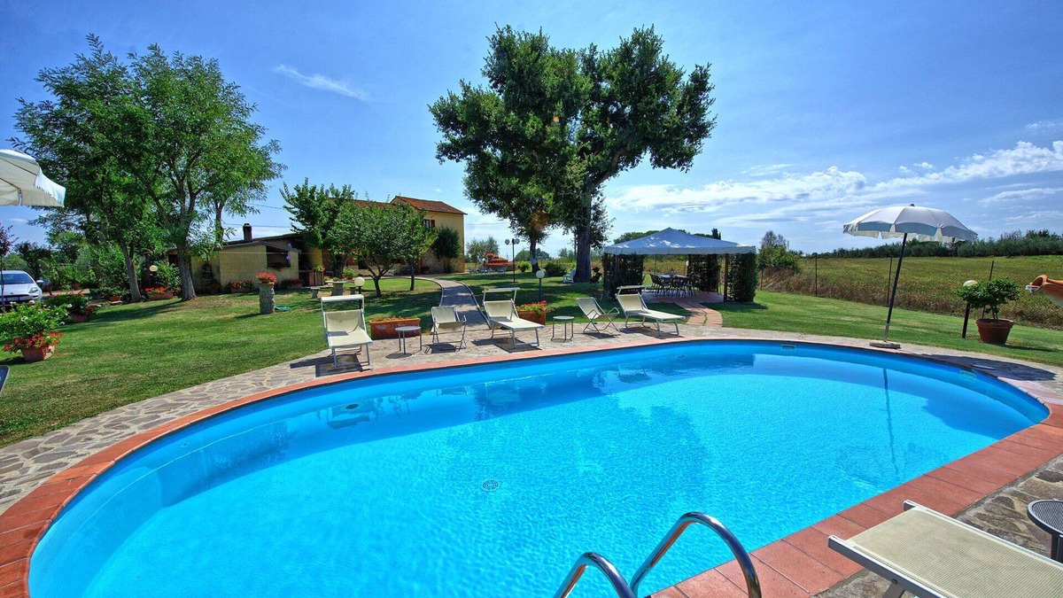 Le Piazze Villa | Stunning private villa with WIFI, private pool, TV, pets allowed and panoramic view, close to Ar.