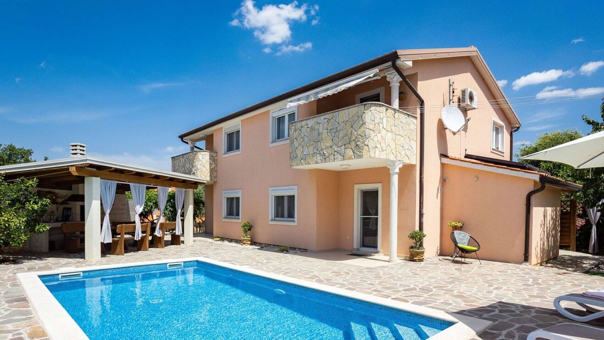 Kaldanija House | Stunning private villa with WIFI, private pool, A/C, TV, patio, pets allowed and parking