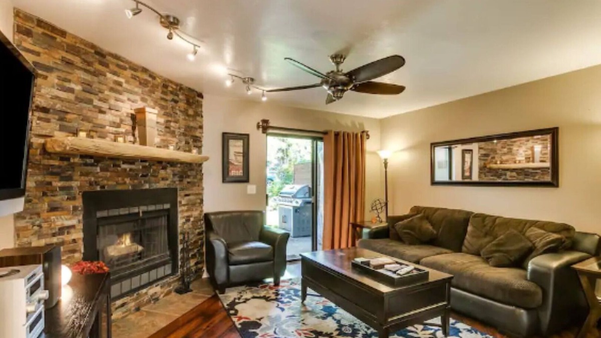 Noble Park House | STUNNING, Remodeled, 3-bdrm, 3-bath Townhouse!
