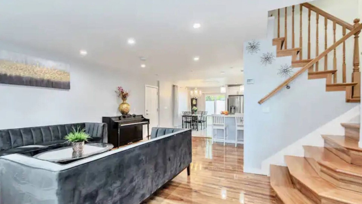 Aurora House | Stunning Remodeled w/5BR & 3BA
