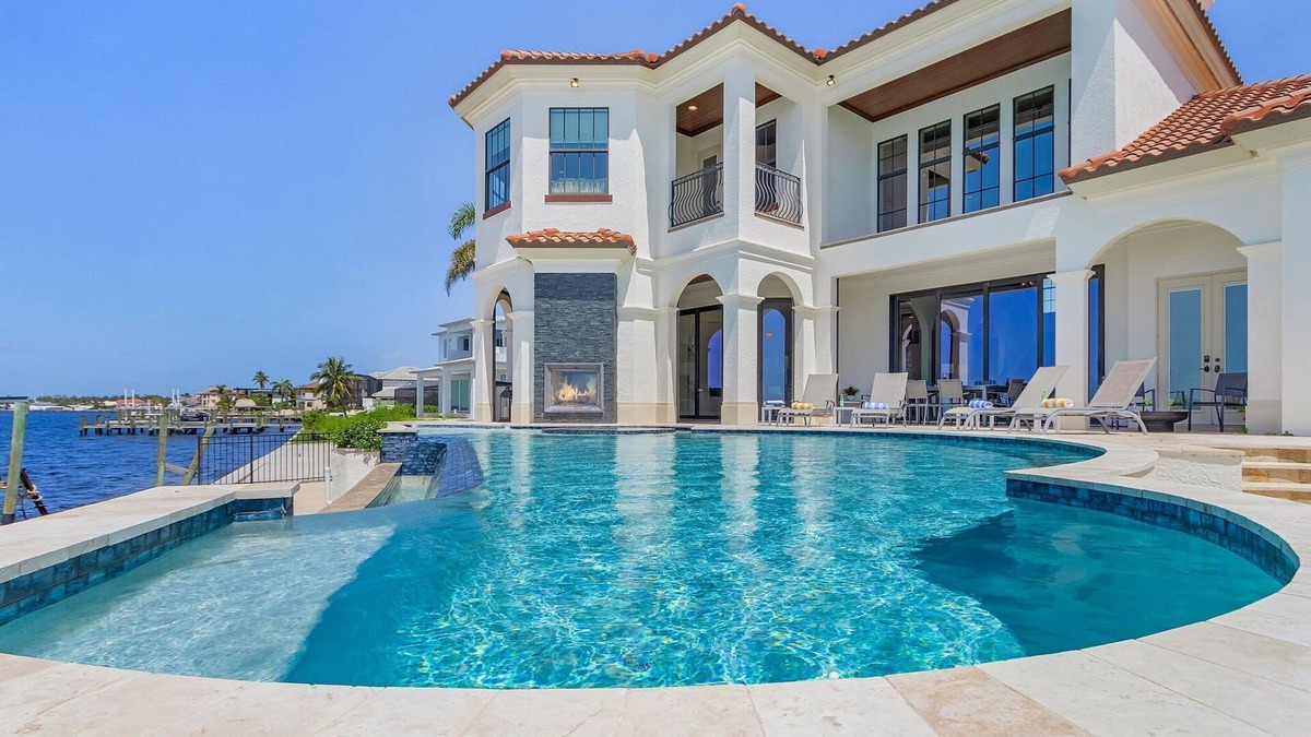 Yacht Club House | Stunning Riverfront Luxury, Heated Pool & Spa - Villa Brielle - Roelens