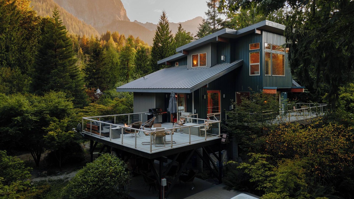 Gold Bar House | Stunning Riverside Resort w/view, hot tub, sauna!