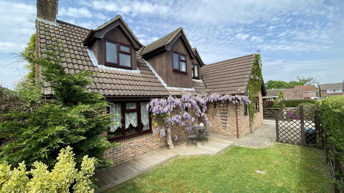New Forest District House | Stunning Rustic Home with Log Burner, New Forest District