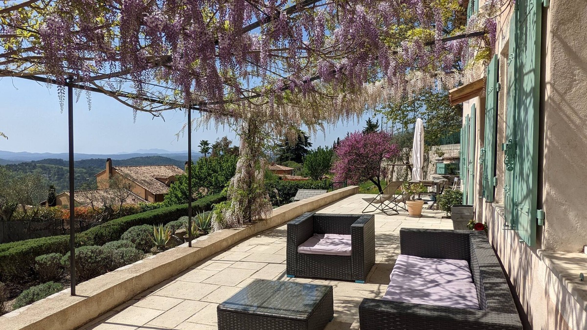 Tourrettes-sur-Loup Villa | Stunning sea views within walking distance of the village