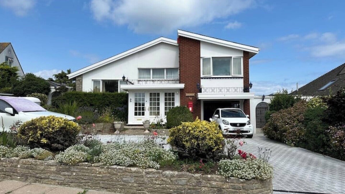 Torquay House | Stunning sea views from cliff top over Lymebay