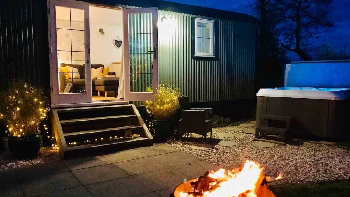 Nantwich Cabin | STUNNING SHEPHERDS HUT WITH HOT TUB IN BEAUTIFUL RURAL CHESHIRE, NEAR NANTWICH