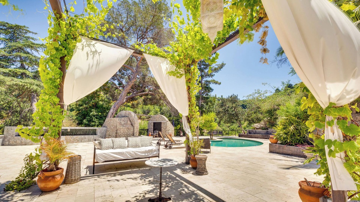 Sherman Oaks Villa | Stunning Sherman Oaks Villa: On-Site Walking Paths