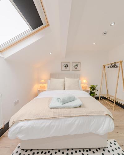 Harehills Apartment | Stunning Skyview 2BR flat , fast Wifi - Home Away from Home