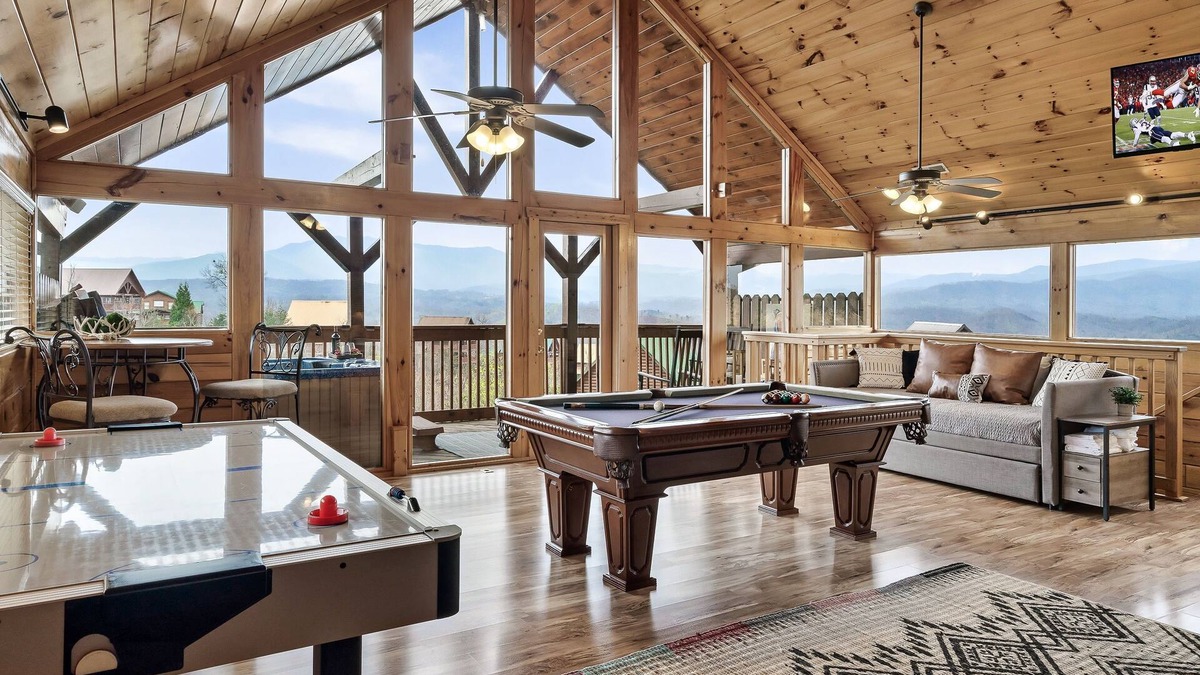 Gatlinburg - Pigeon Forge Cabin | ✦Stunning Smoky Mountain Views✦Hot Tub✦Game Room✦13 Min to Parkway