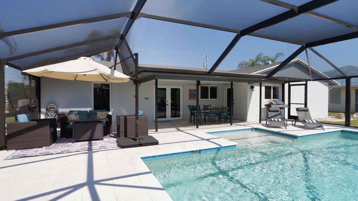 Caloosahatchee House | Stunning southern exposure Gulf-access canal home with a bright, airy feel - Shore Beats Work