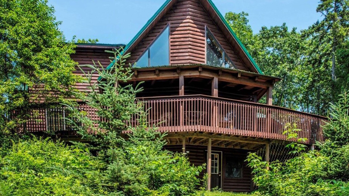 Boothbay Harbor Cabin | Stunning & Spacious Log Cabin in the Woods