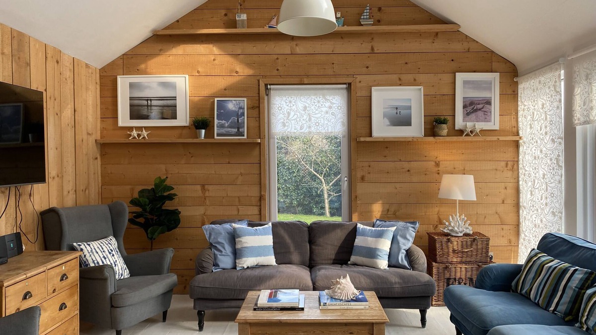 Camber Cottage | Stunning Spacious Seaside cottage, 1 minute from the beach sleeps 12