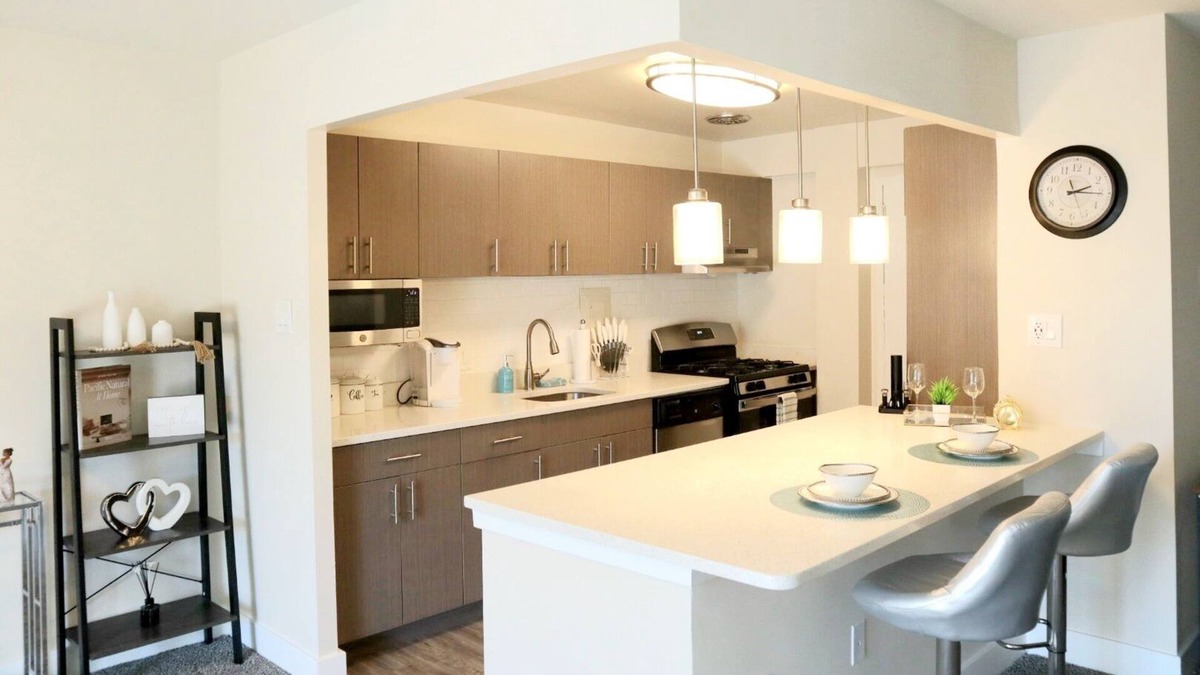 Downtown Condo | Stunning Spacious 2bd Apt w/ King Bed - Downtown/5 Min To DC/Free Garage Parking