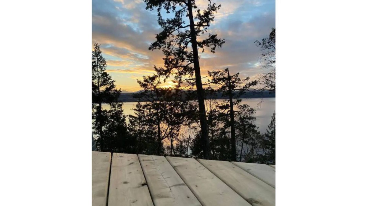 Quadra Island House | Stunning Sunset View from Copper Bluffs Tiny Home