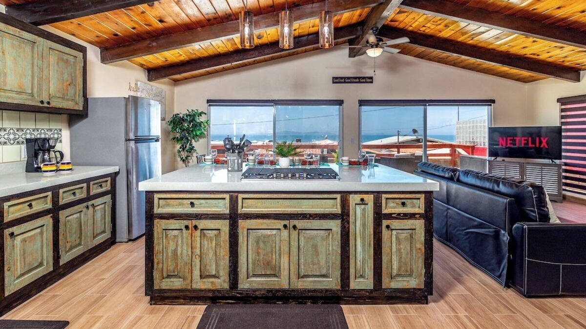 San Antonio del Mar Bed & Breakfast | Stunning sunsets|Close to Beach|fireplace|Wi-Fi