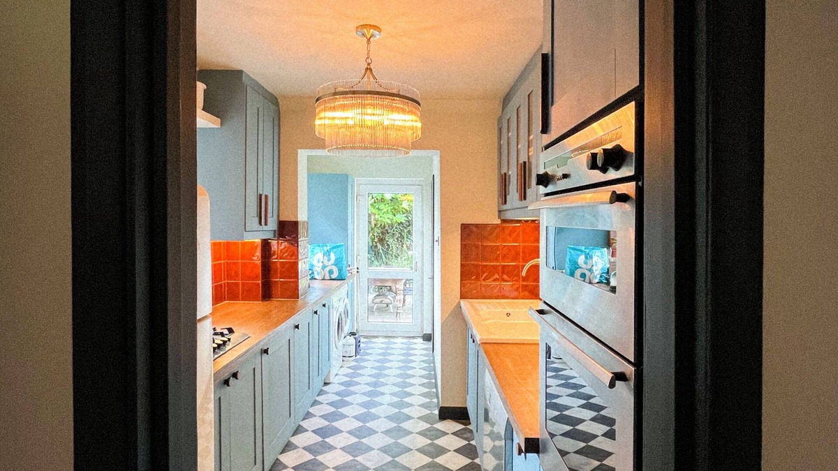 Fulwell and Hampton Hill House | Stunning Teddington 3 Bed: Opp Bushy Park