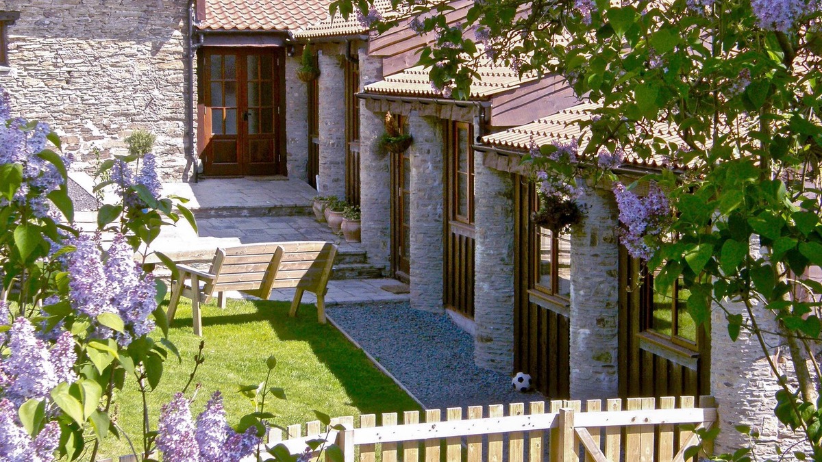 Barnstaple Cottage | Stunning Three Bedroom Barn Conversion Sleeps 6, takes pets. Near beaches and Exmoor.