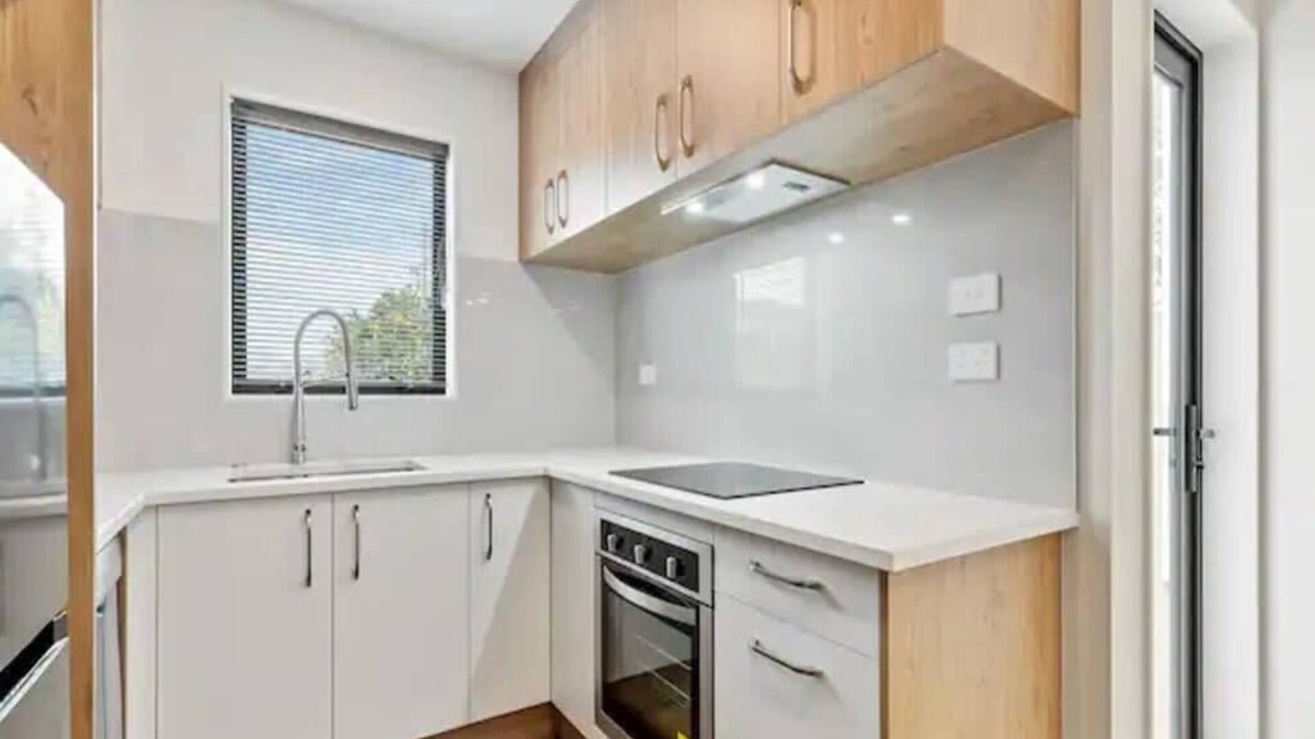 Mangere House | Stunning Three Bedroom Townhouse with Free Parking