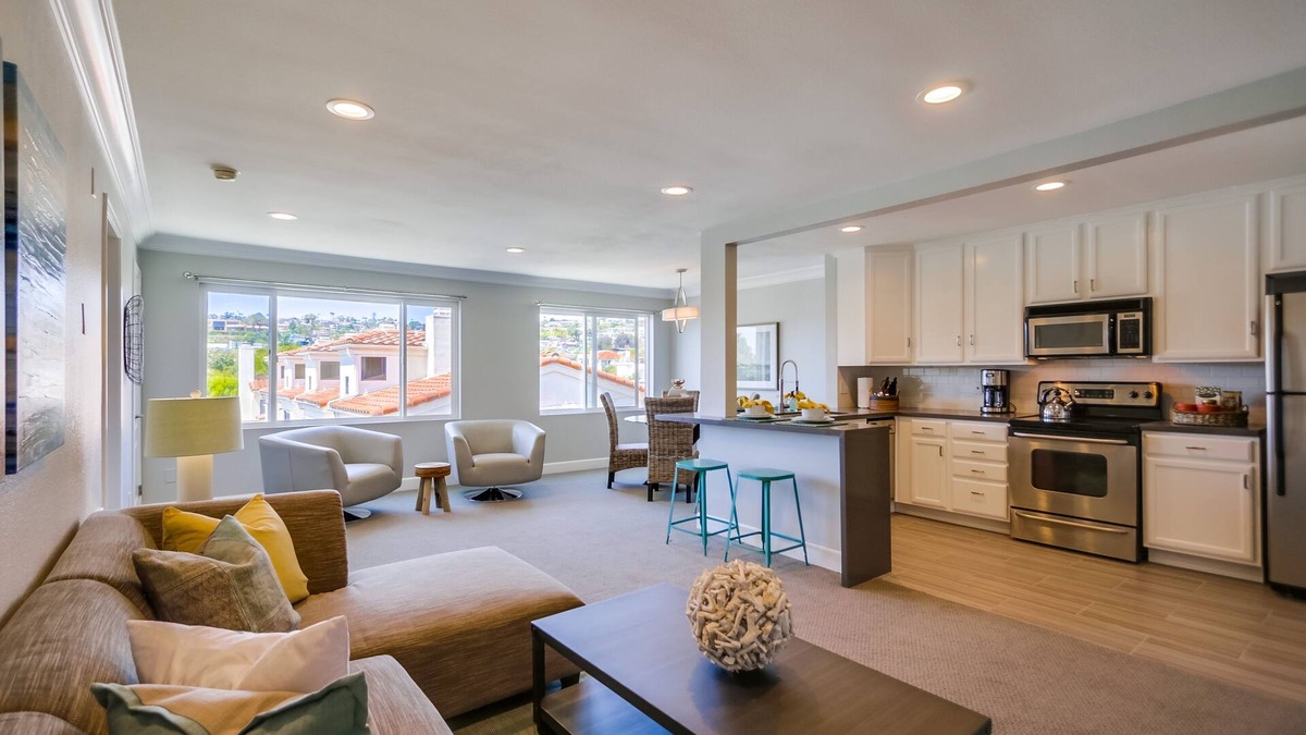 North Pacific Beach Condo | STUNNING TOP LEVEL END UNIT * 3 BLOCKS TO OCEAN * VIEW