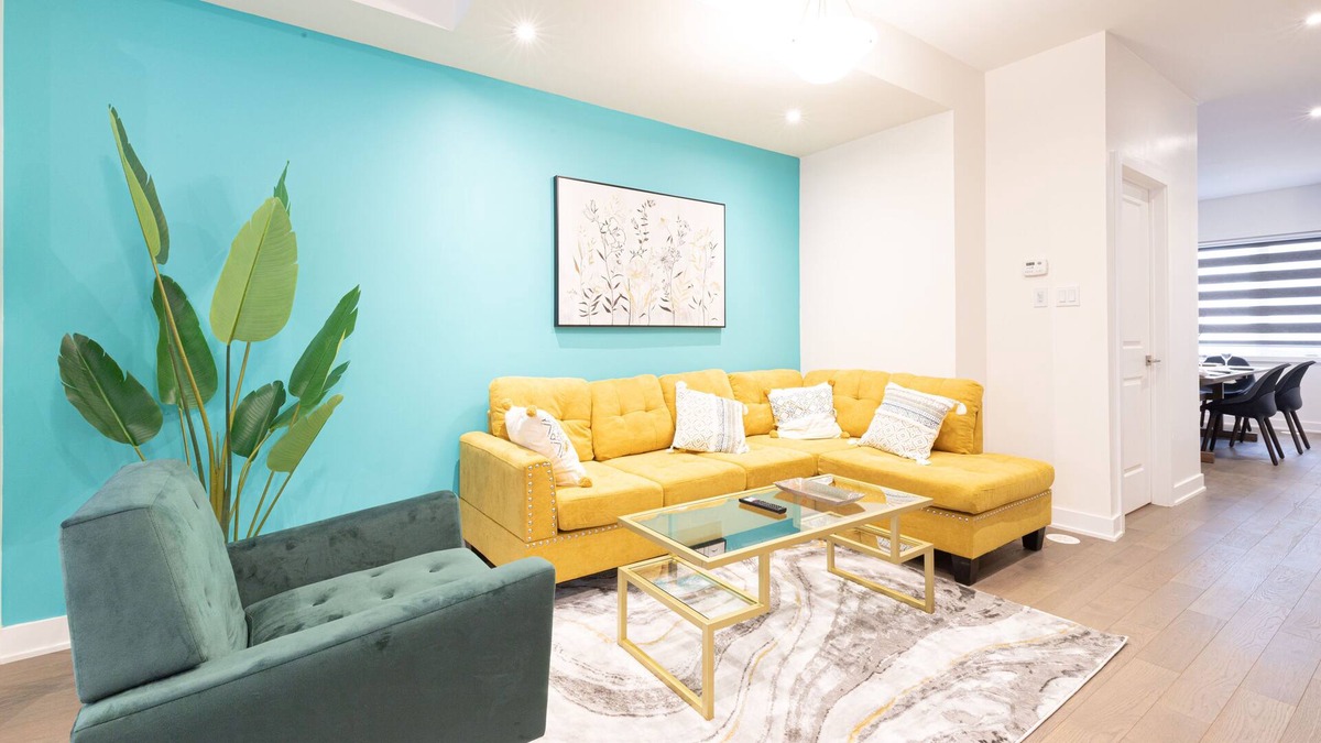 Downsview House | STUNNING TOWNHOUSE 4,000 S.Q. FT/4 BDRM & 3.5 BATH