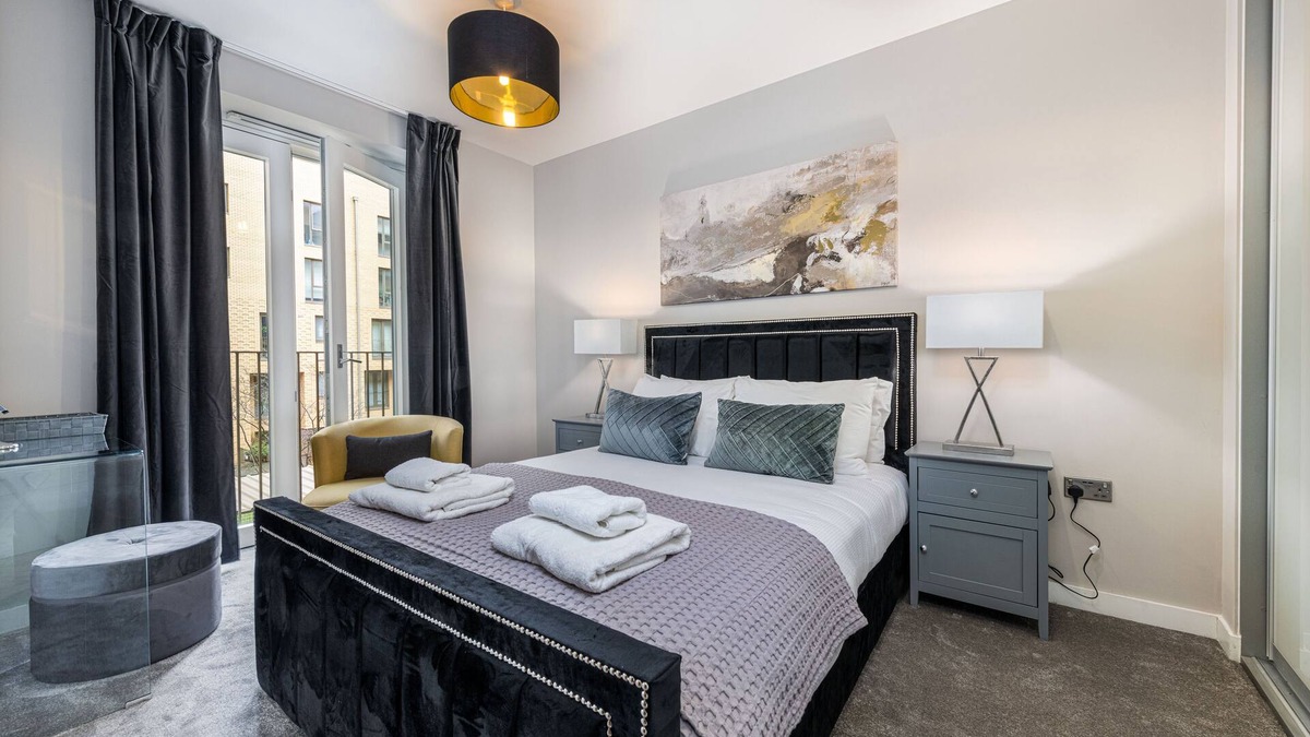 Northcote House | Stunning Townhouse XII - Cosy but spacious home from home stays, all in one.
