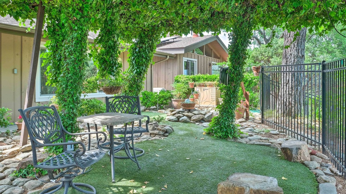 Mariposa Cottage | Stunning 'Treetop Villa' - 1 Mi to Dtwn Mariposa!