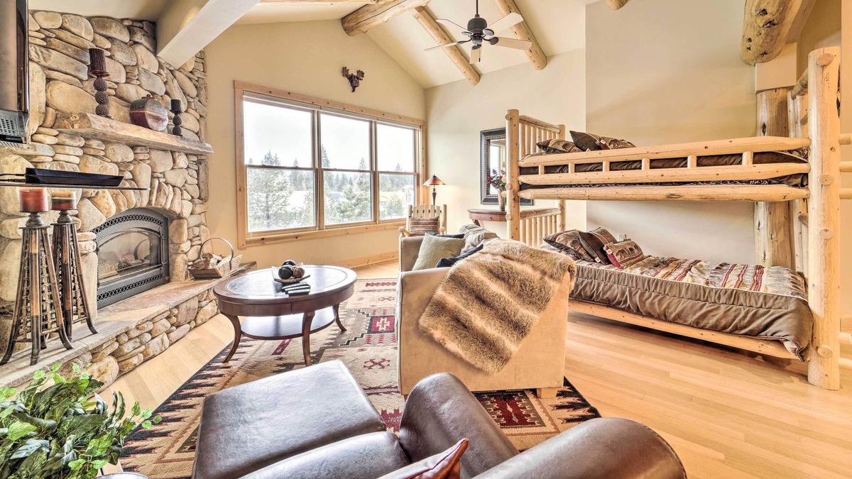Truckee Condo | Stunning Truckee Condo - 5 Mi to Ski Resort!