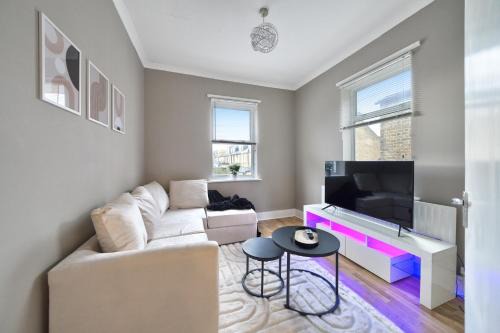 Walpole Apartment | STUNNING TWO BED PROPERTY In WEST LND, NEAR TRAIN STATION