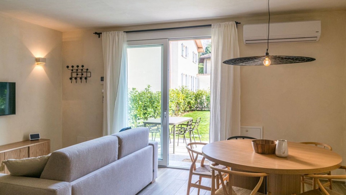 Como Apartment | Stunning two bedroom apartment 80mq with private garden in an elegant context. The flat is located inside the wonderful Villa Maderni in the Spina Verde Park area. Guests have at their disposal a large garden with panoramic infinity pool, tennis court, b