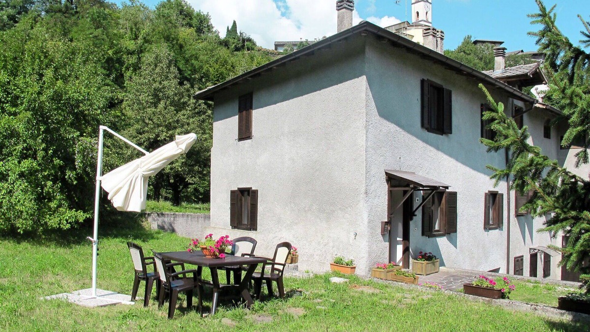 Calceranica al Lago House | Stunning villa for 6 guests with TV, patio and parking