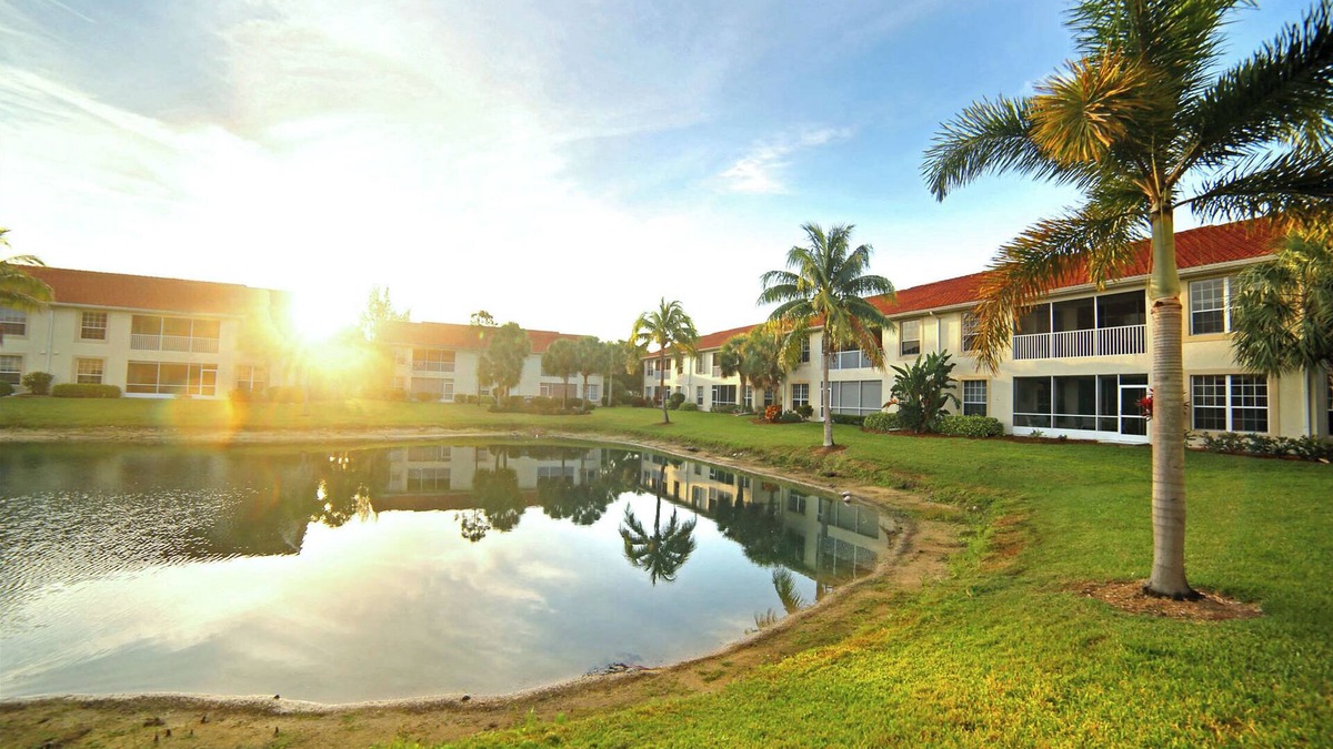 Biggar Condo | Stunning vaulted ceilings, lakeside location