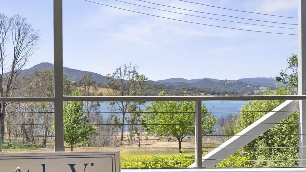 Lake Eildon House | Stunning Views at Goughs Bay – Boating, Skiing, Trails & Wineries await!