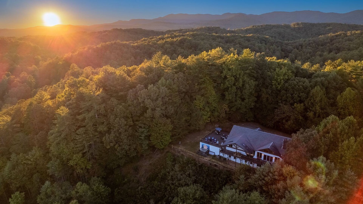 Cherry Log House | Stunning Views! Huge 6BR House; Family-Friendly!