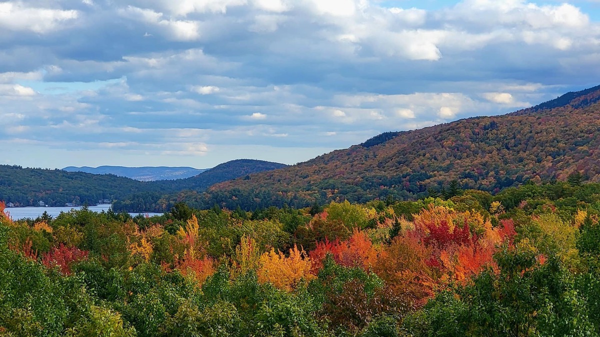 Mount Sunapee House | Stunning views - minutes to Lake Sunapee Beach & Ski Base