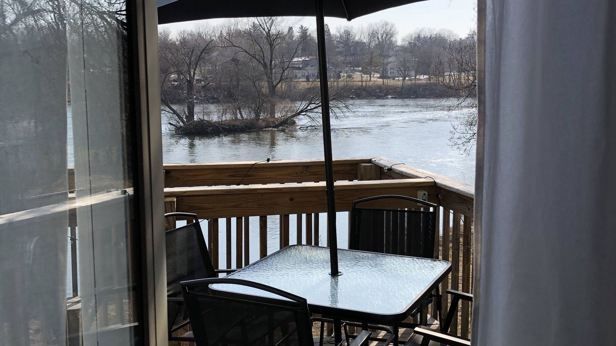 Yorkville House | STUNNING VIEWS | Riverfront Townhome in Downtown Yorkville