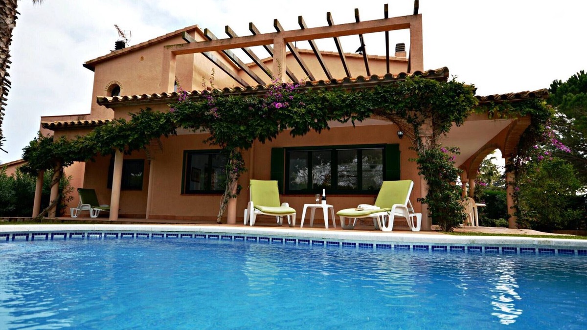 Sant Pere Pescador House | Stunning Villa in Sant Pere Pescador: Pool, A/C, BBQ, Piano, Sleeps 10