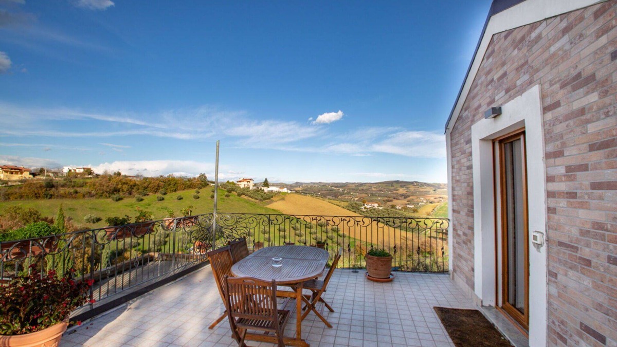 Collecorvino Villa | Stunning villa for 6 guests with WIFI, A/C and terrace