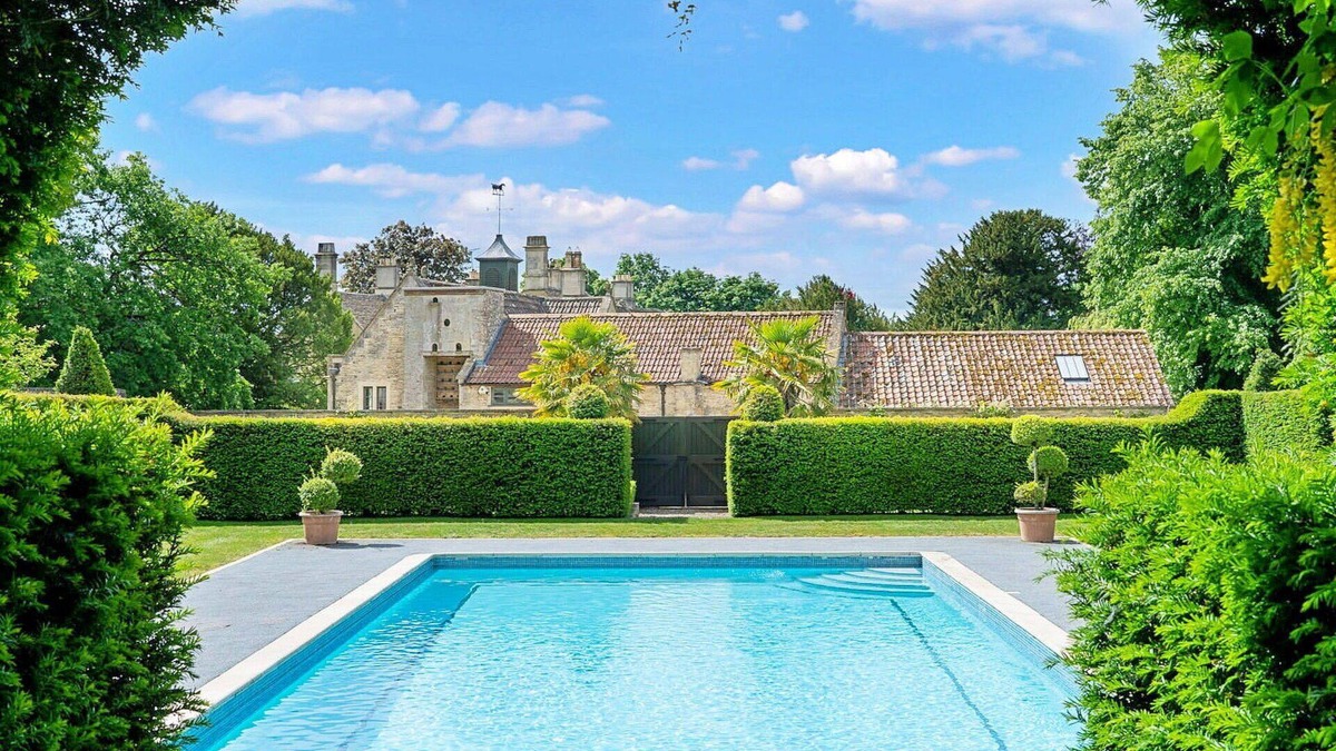 Tormarton House | Stunning villa for 16 guests with WIFI, pool