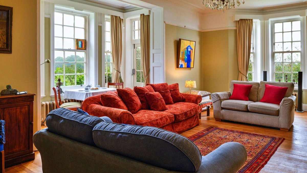 Carlisle House | Stunning villa for 19 guests with hot tub, WIFI, TV, terrace and pets allowed