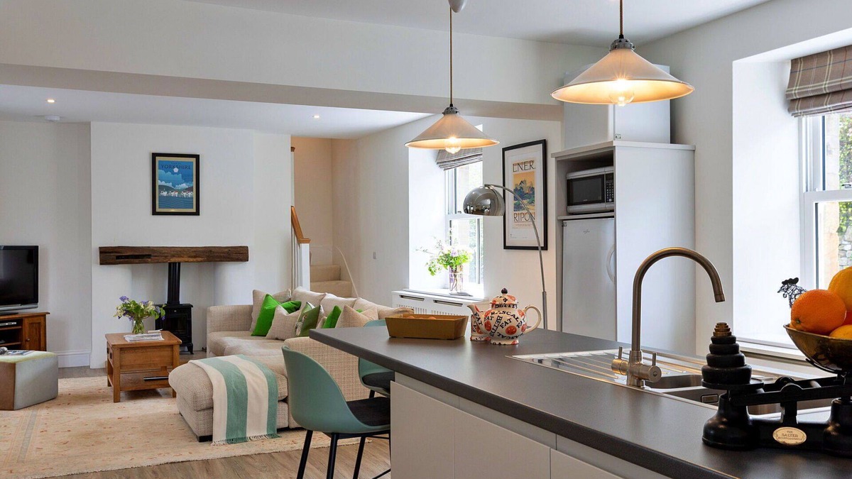 Grantley House | Stunning villa for 2 people with WIFI, balcony and pets allowed
