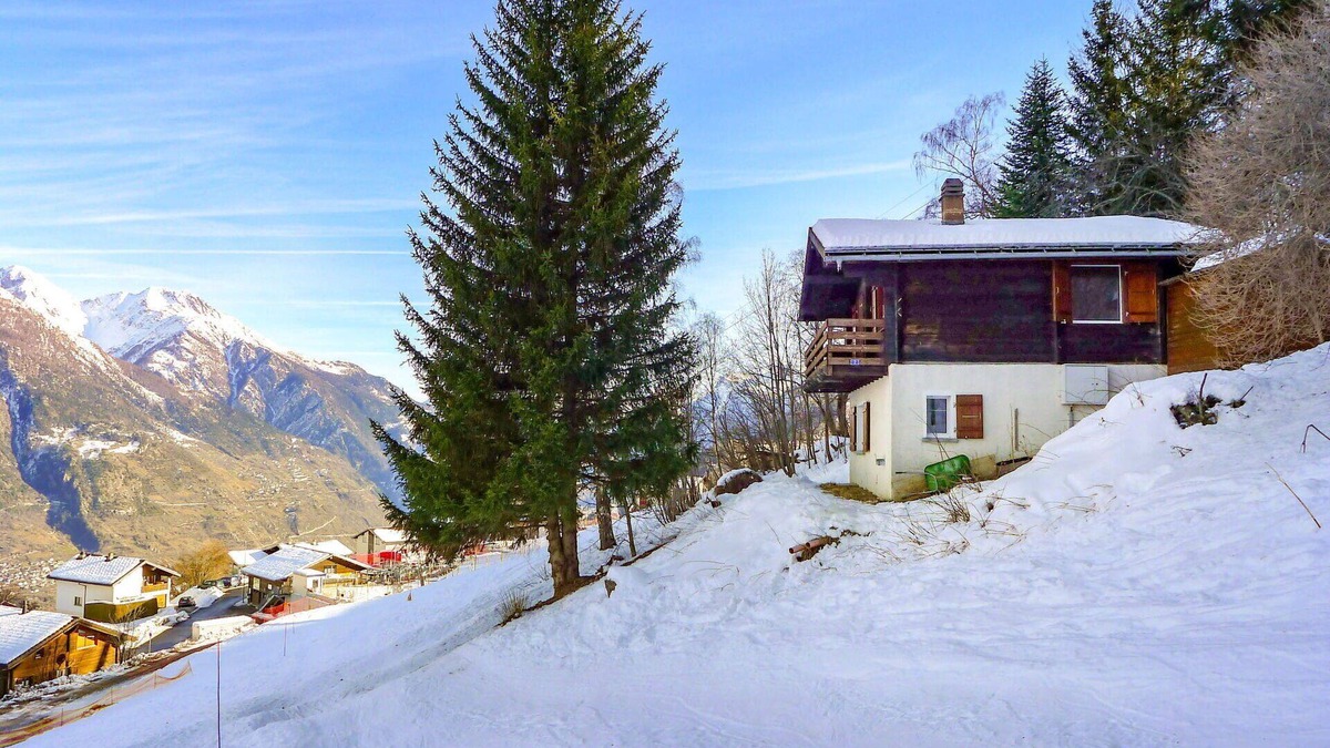 Eischoll House | Stunning villa for 4 guests with WIFI, TV, patio and panoramic view