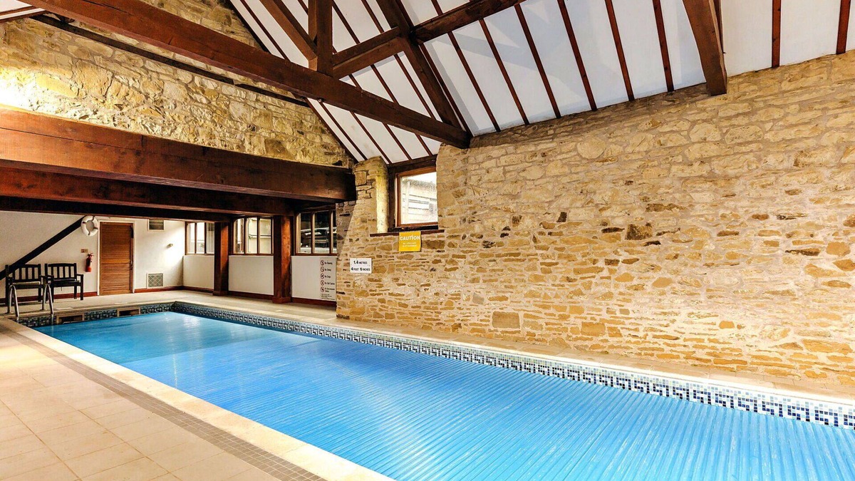 Craven Arms House | Stunning villa for 4 guests with WIFI, pool