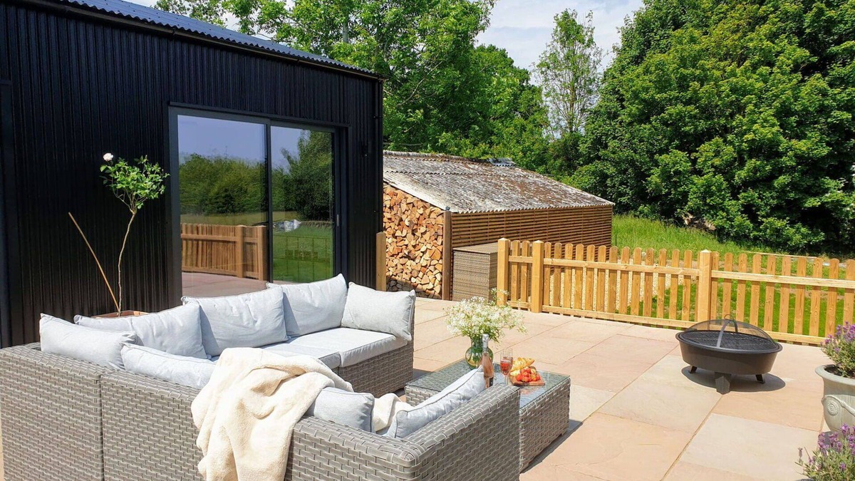 Howlett End House | Stunning villa for 4 guests with WIFI, TV and terrace