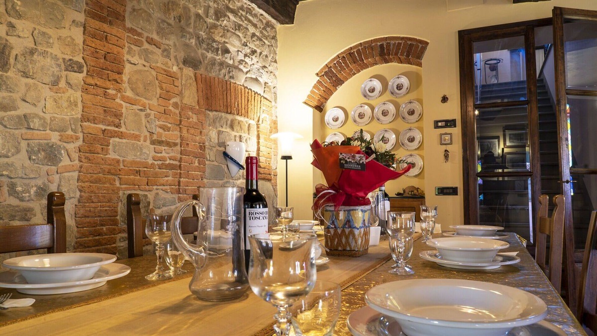 Petrognano House | Stunning villa for 6 guests with WIFI, A/C, TV and parking, close to Lucca