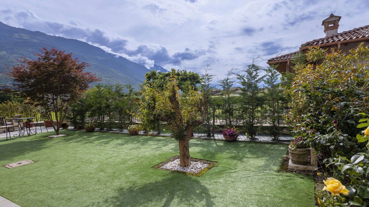 Traona Villa | Stunning villa for 6 guests with WIFI, A/C, TV and patio