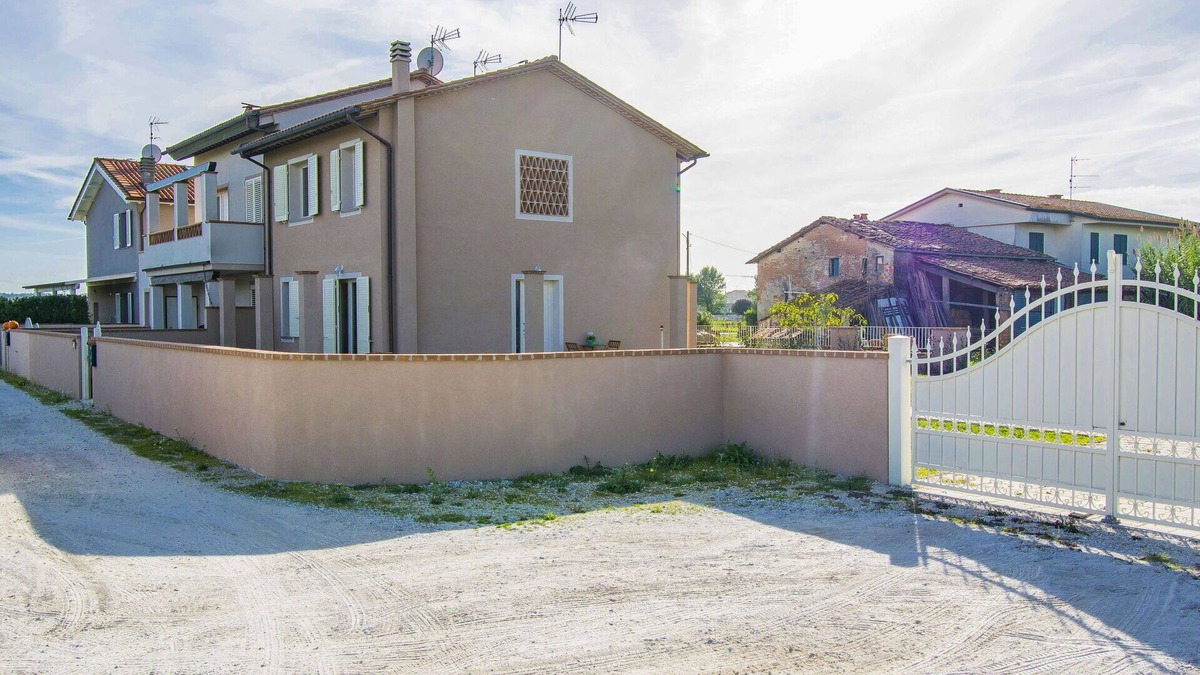 Cascine-La Croce House | Stunning villa for 6 people with WIFI, A/C, TV, patio and pets allowed